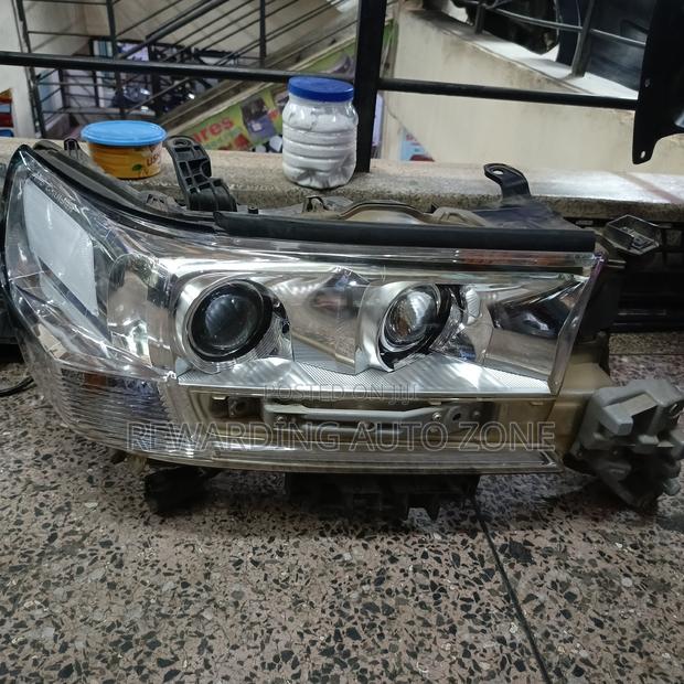V8 200series Headlight Xenon.
