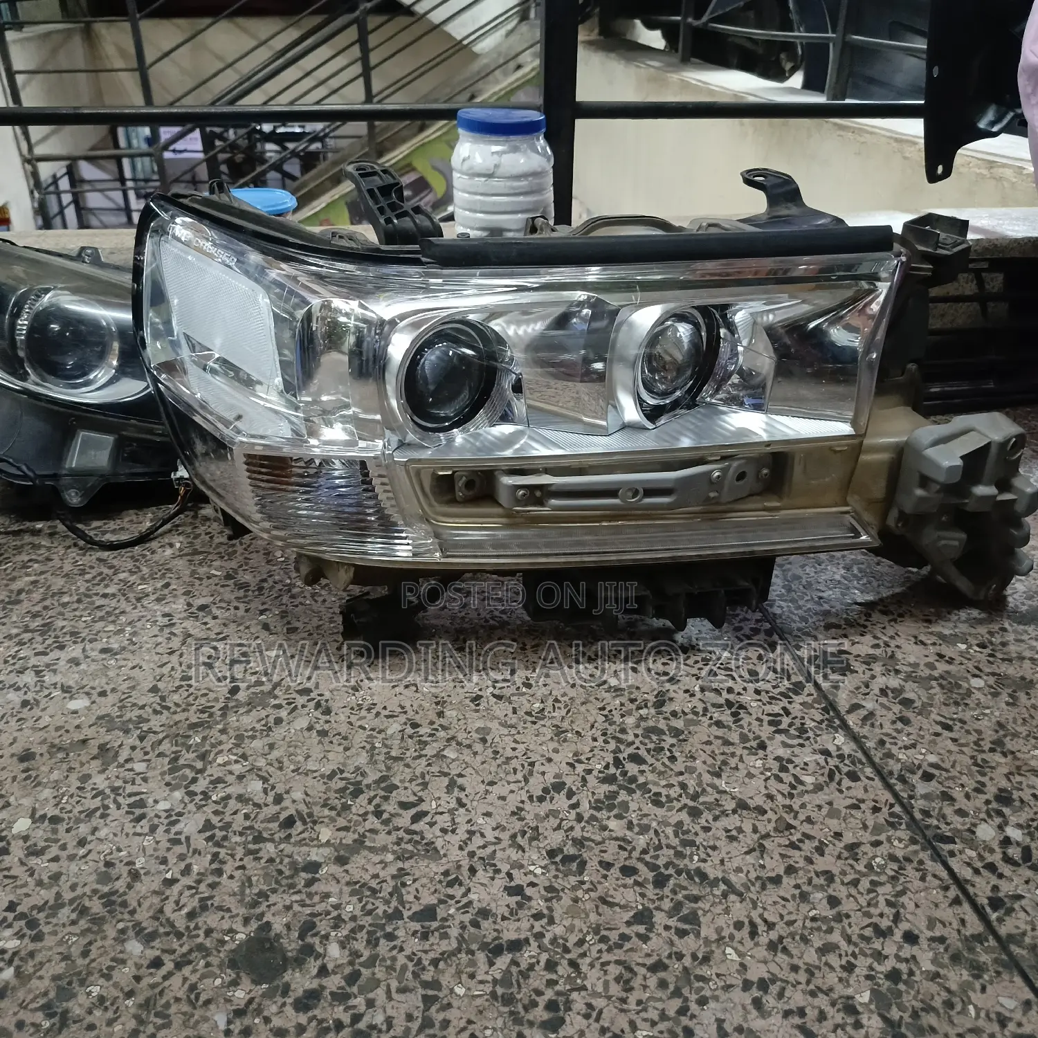 V8 200series Headlight Xenon.