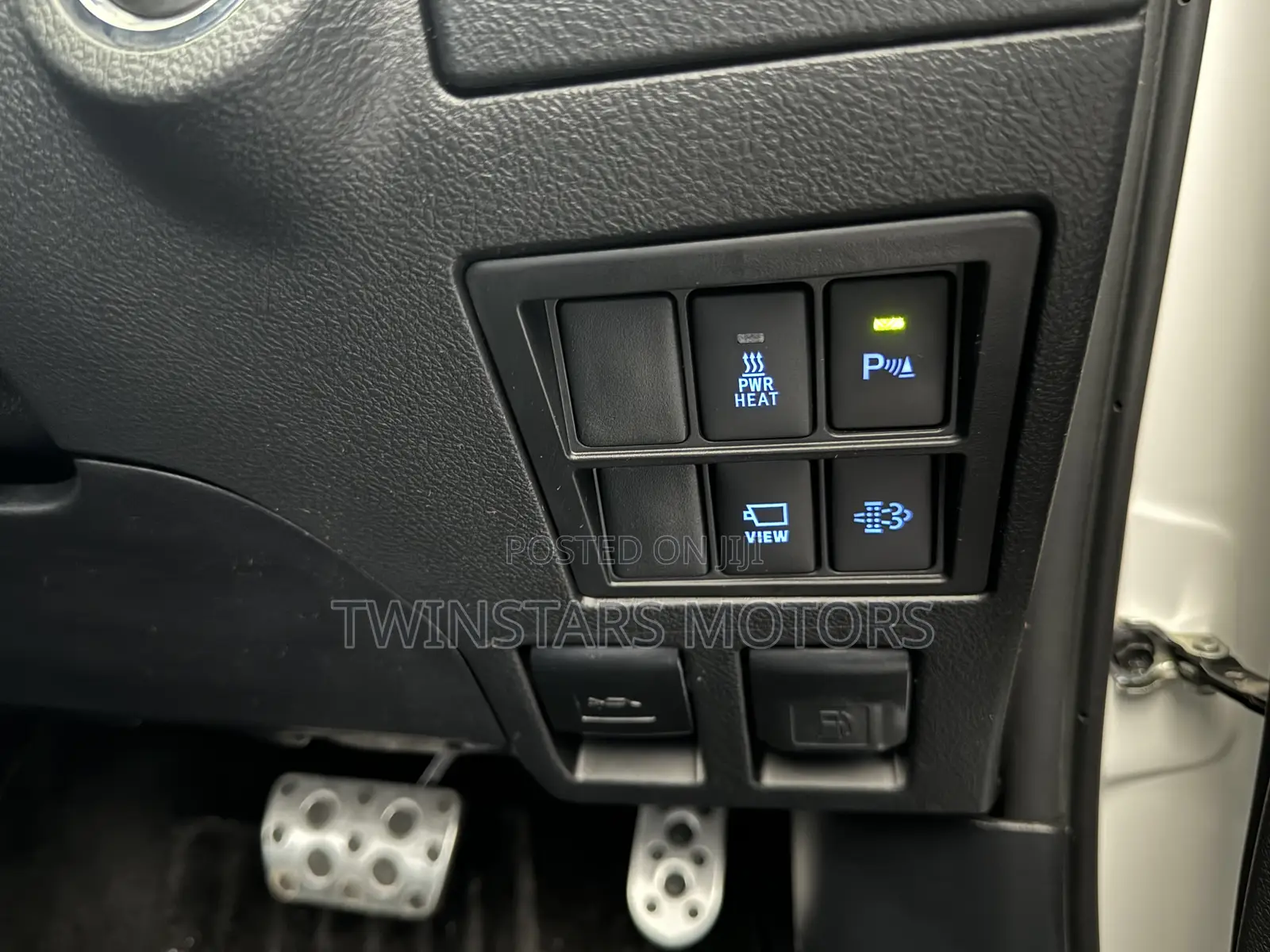 Toyota Hilux 2023 White