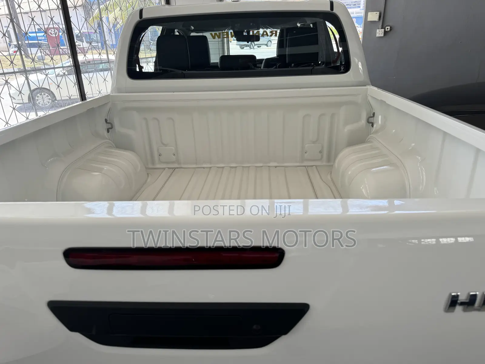 Toyota Hilux 2023 White