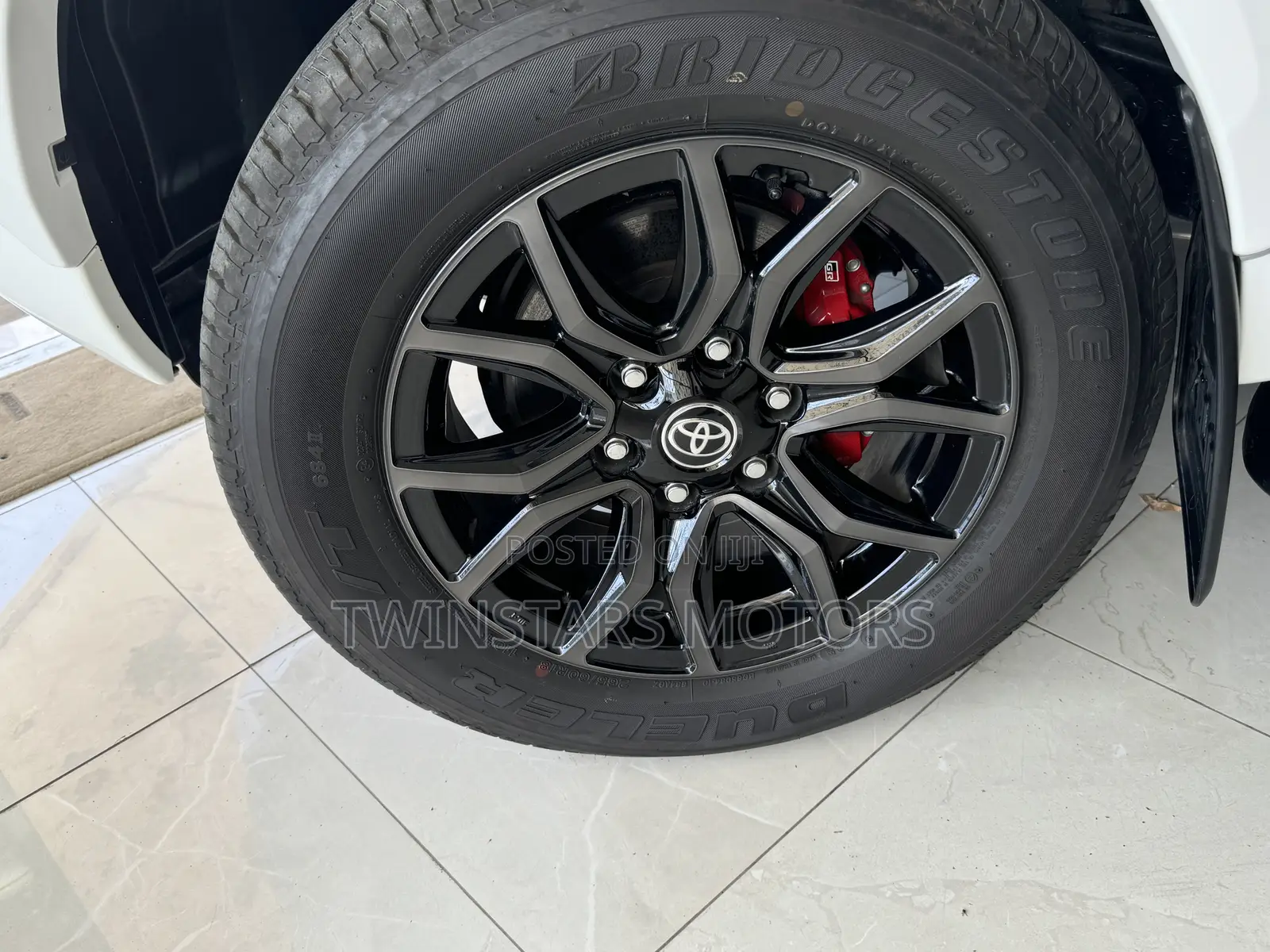 Toyota Hilux 2023 White