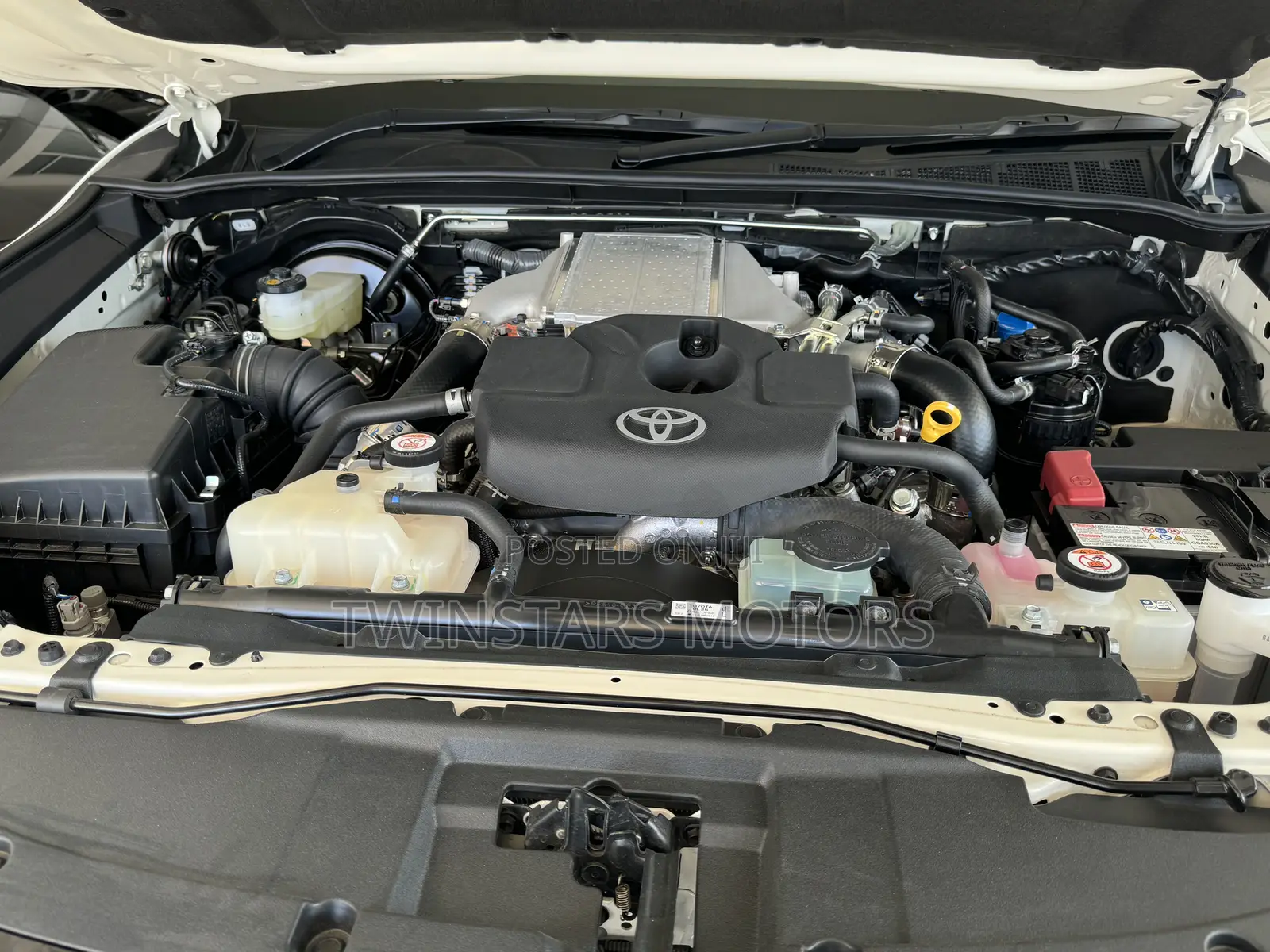 Toyota Hilux 2023 White