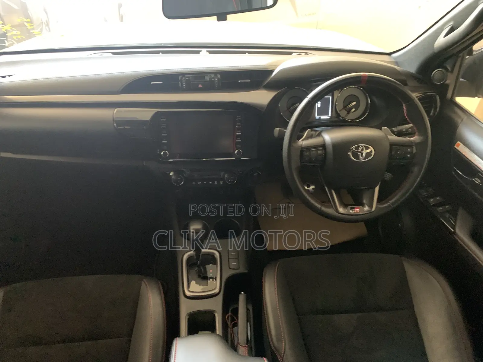 Toyota Hilux 2022 White