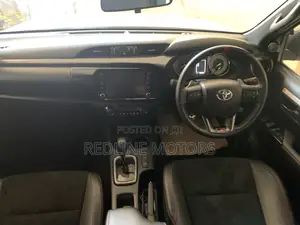 Toyota Hilux 2022 White