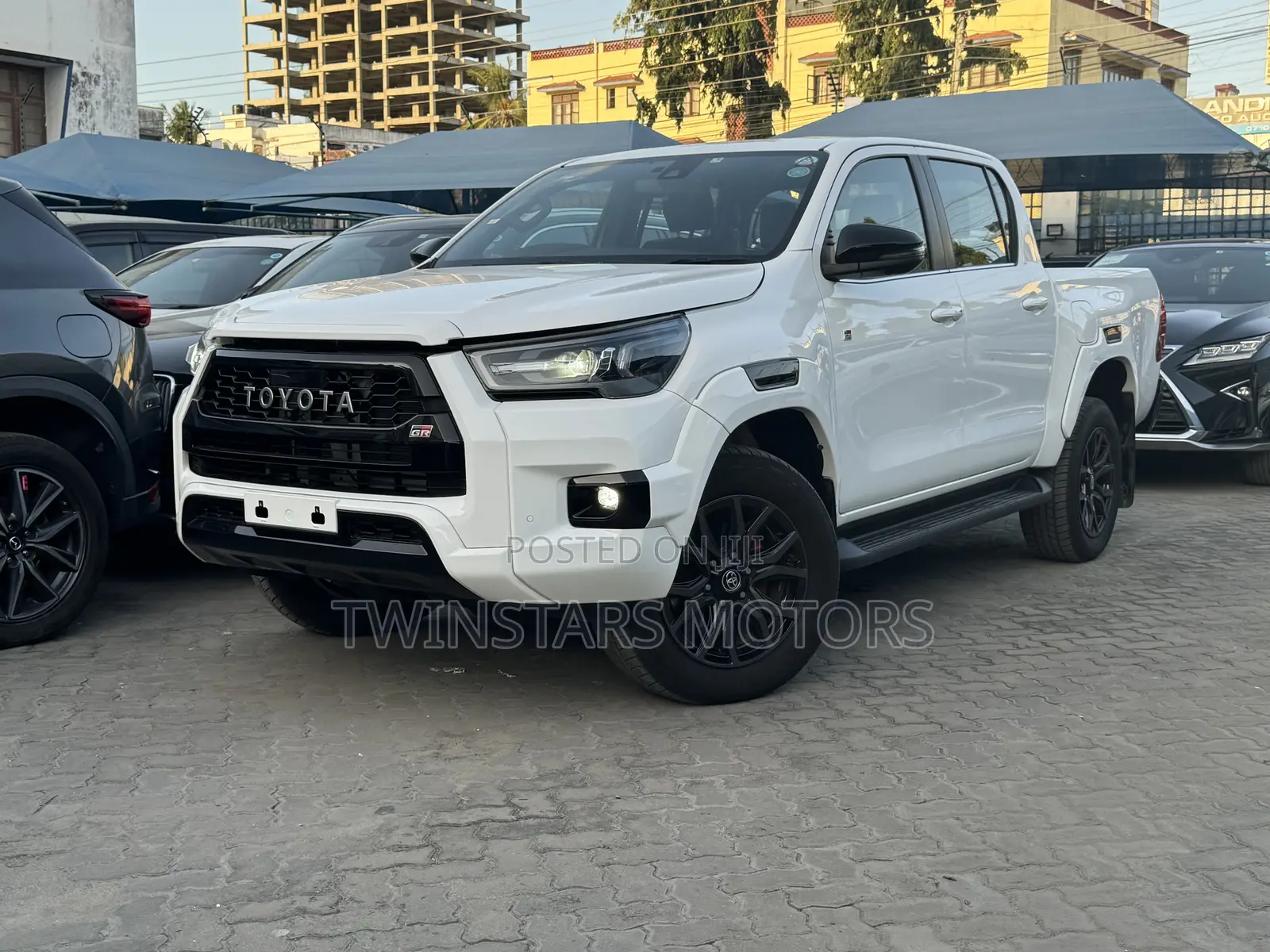 Toyota Hilux 2022 White