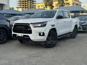 Toyota Hilux 2022 White