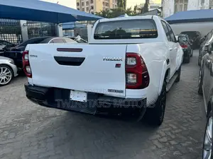 Toyota Hilux 2022 White