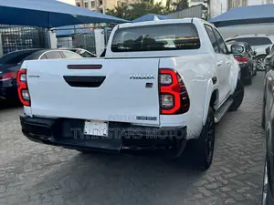 Toyota Hilux 2022 White