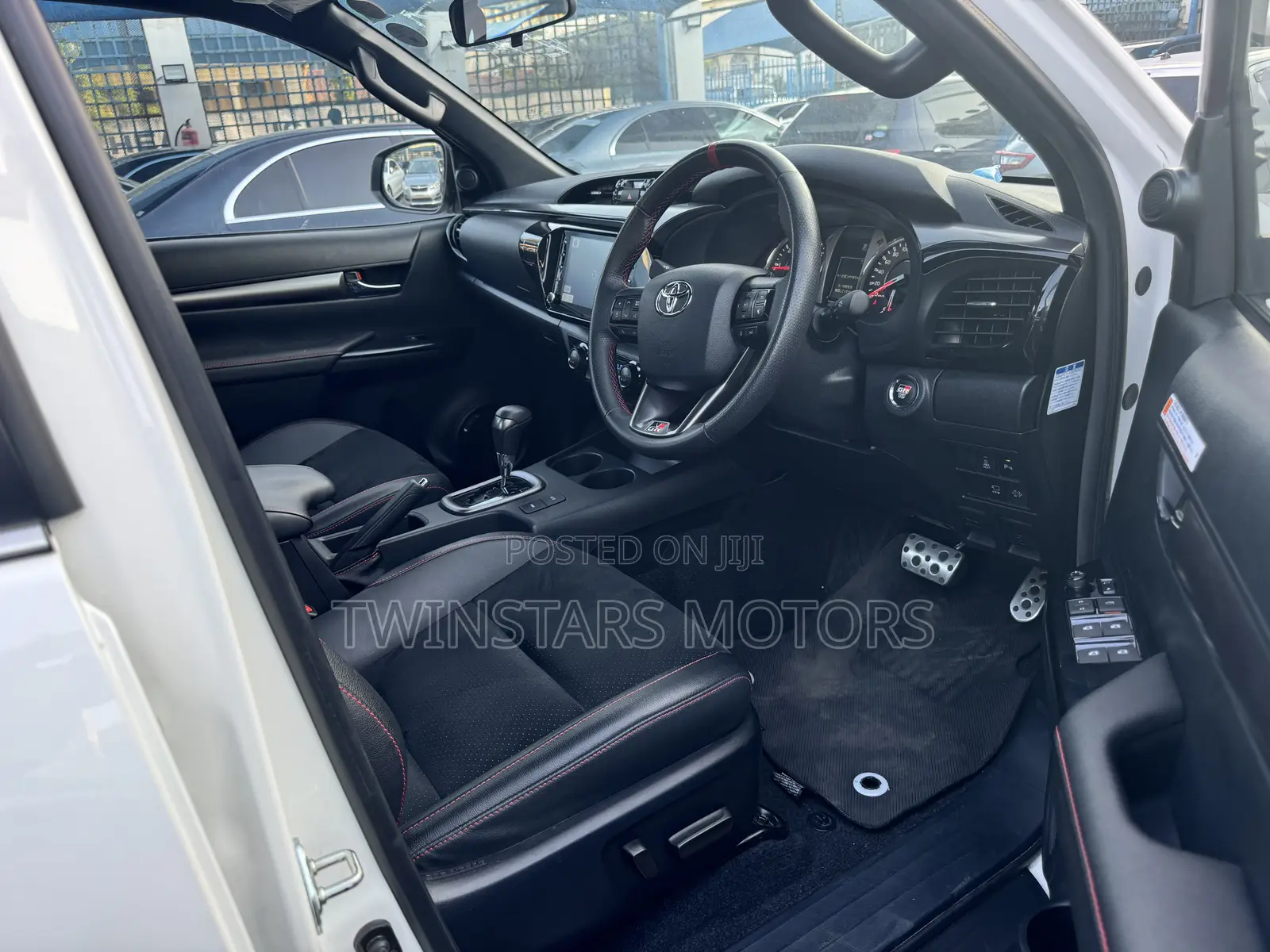Toyota Hilux 2022 White