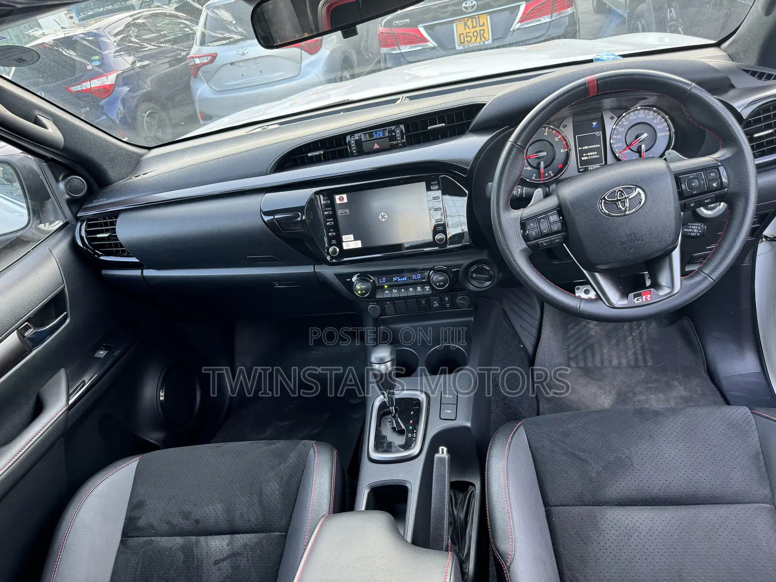 Toyota Hilux 2022 White