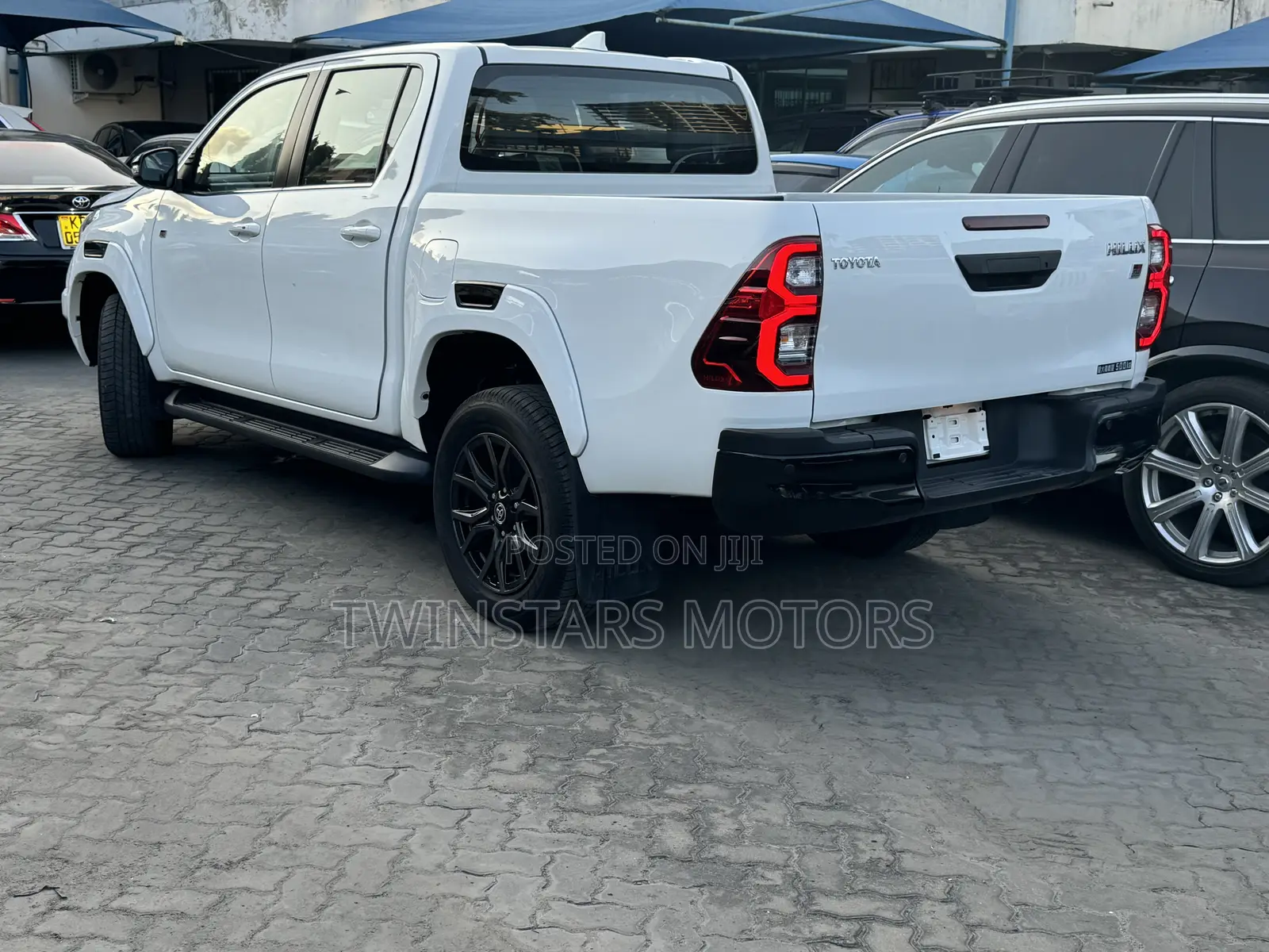 Toyota Hilux 2022 White