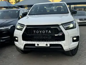 Toyota Hilux 2022 White