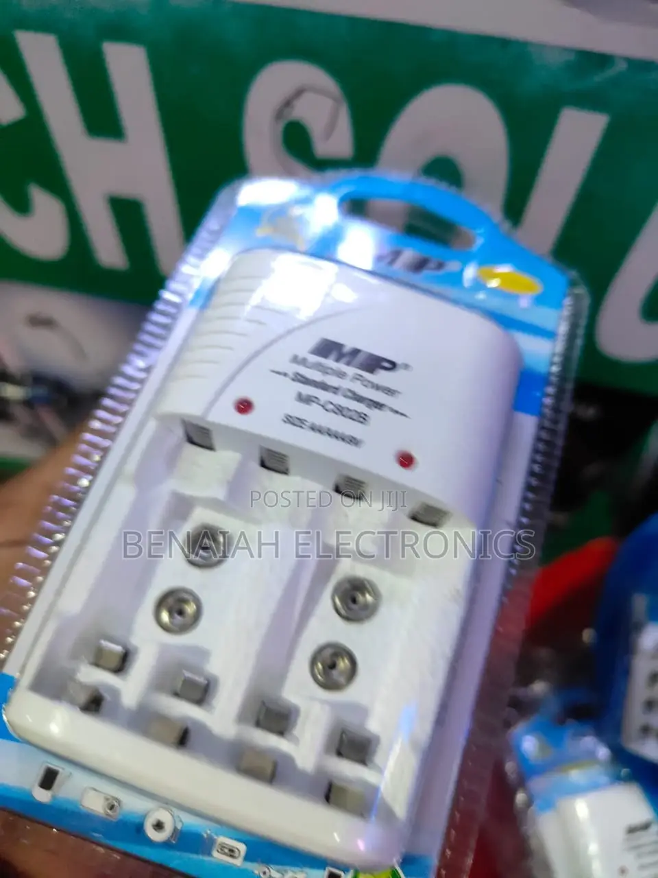 Standard Charger.Charges 2 or 4 Pieces of AA/AAA