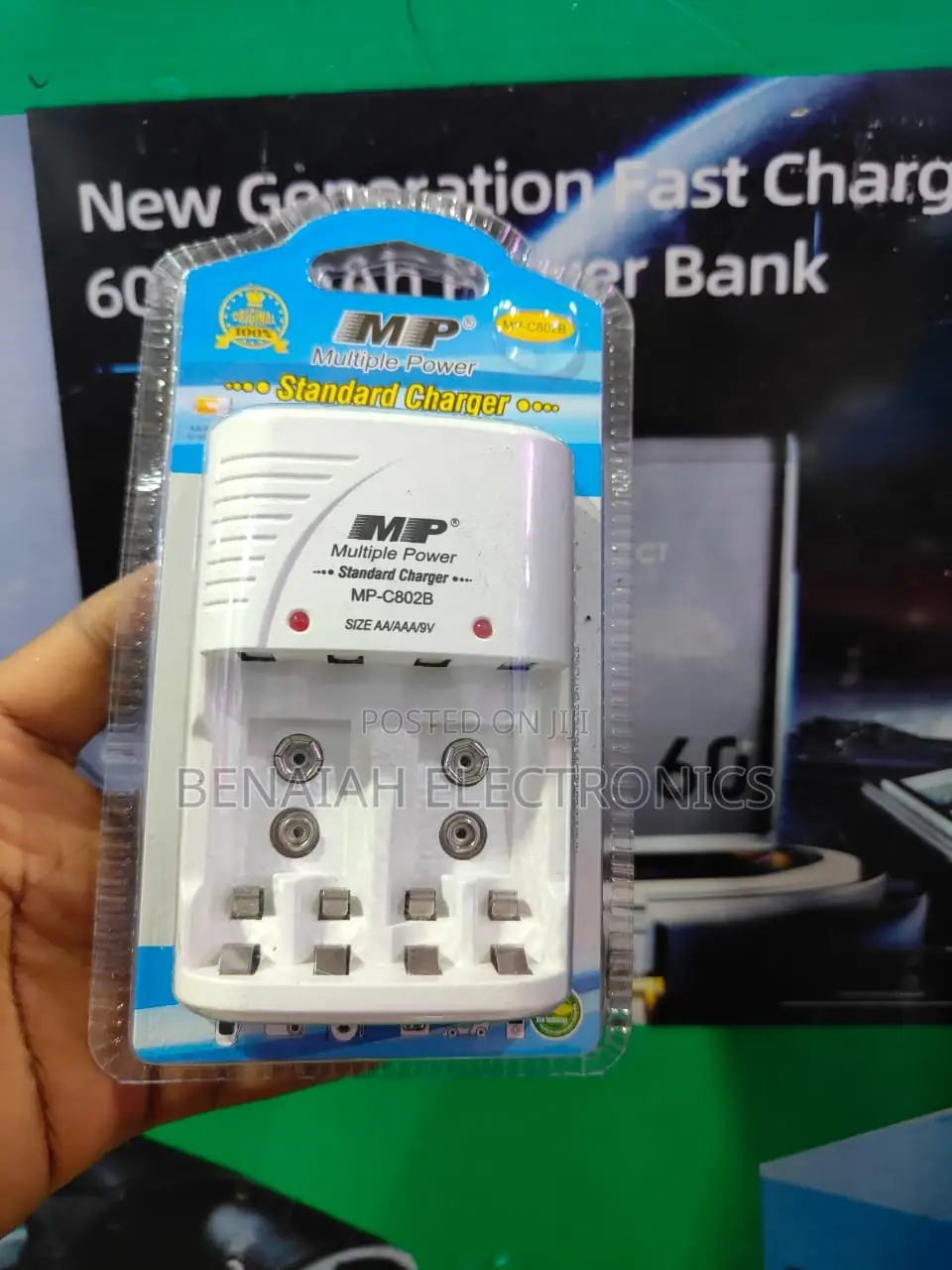 Standard Charger.Charges 2 or 4 Pieces of AA/AAA