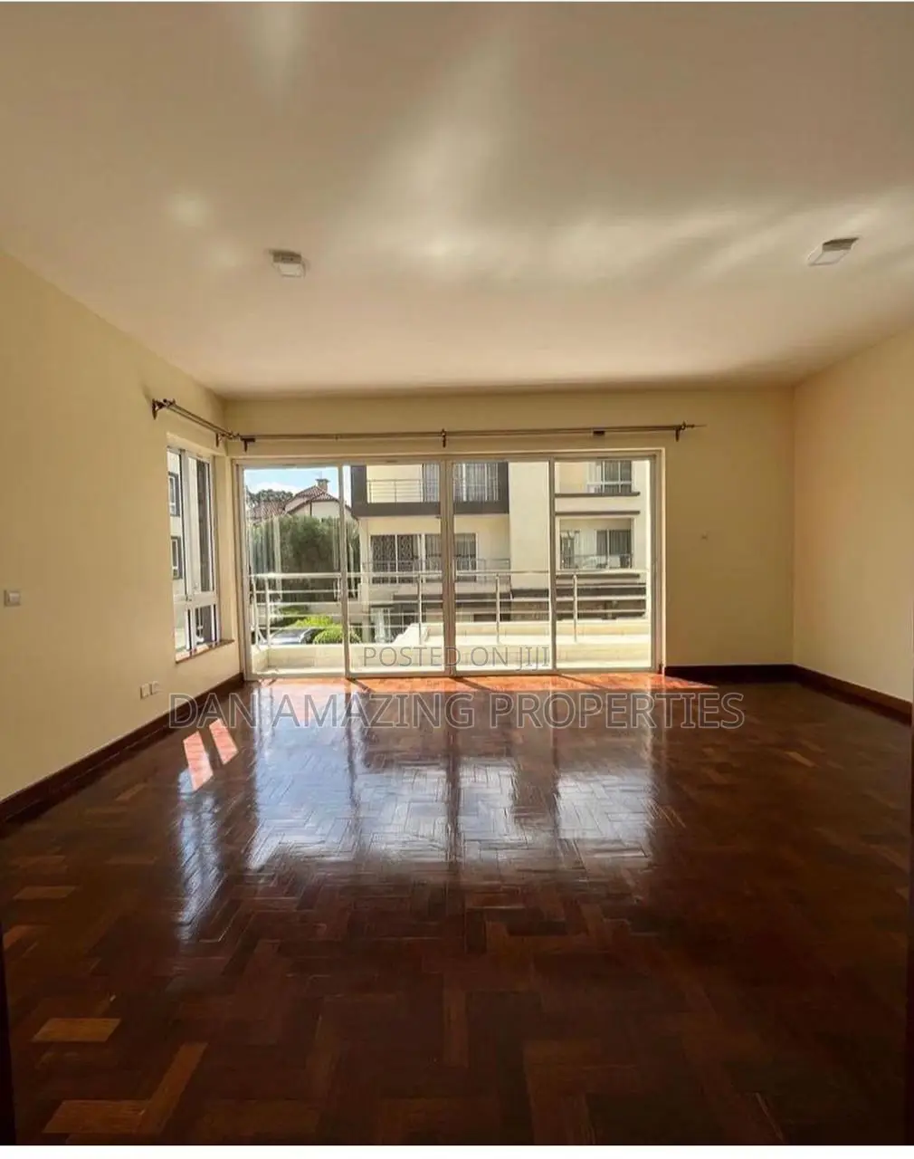 5bdrm Maisonette in Lavington Mall Area for sale