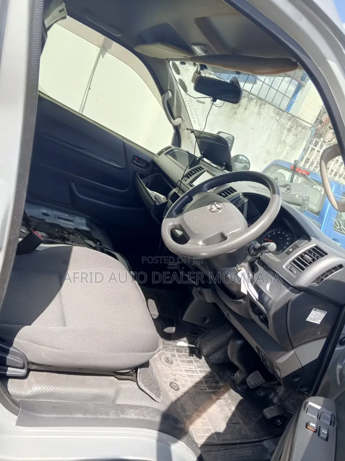 Toyota HiAce 2017 Silver