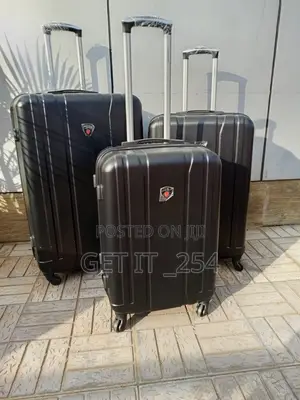*3 in 1 Luxurious Fibre Suitcase*
Zipper Closure Frame.