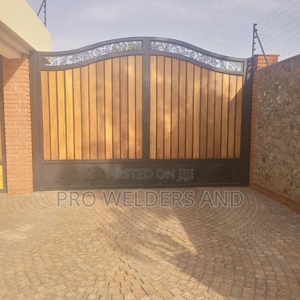 "Heavy Duty Wooden Steel Gate – Durable and Stylish Look"
