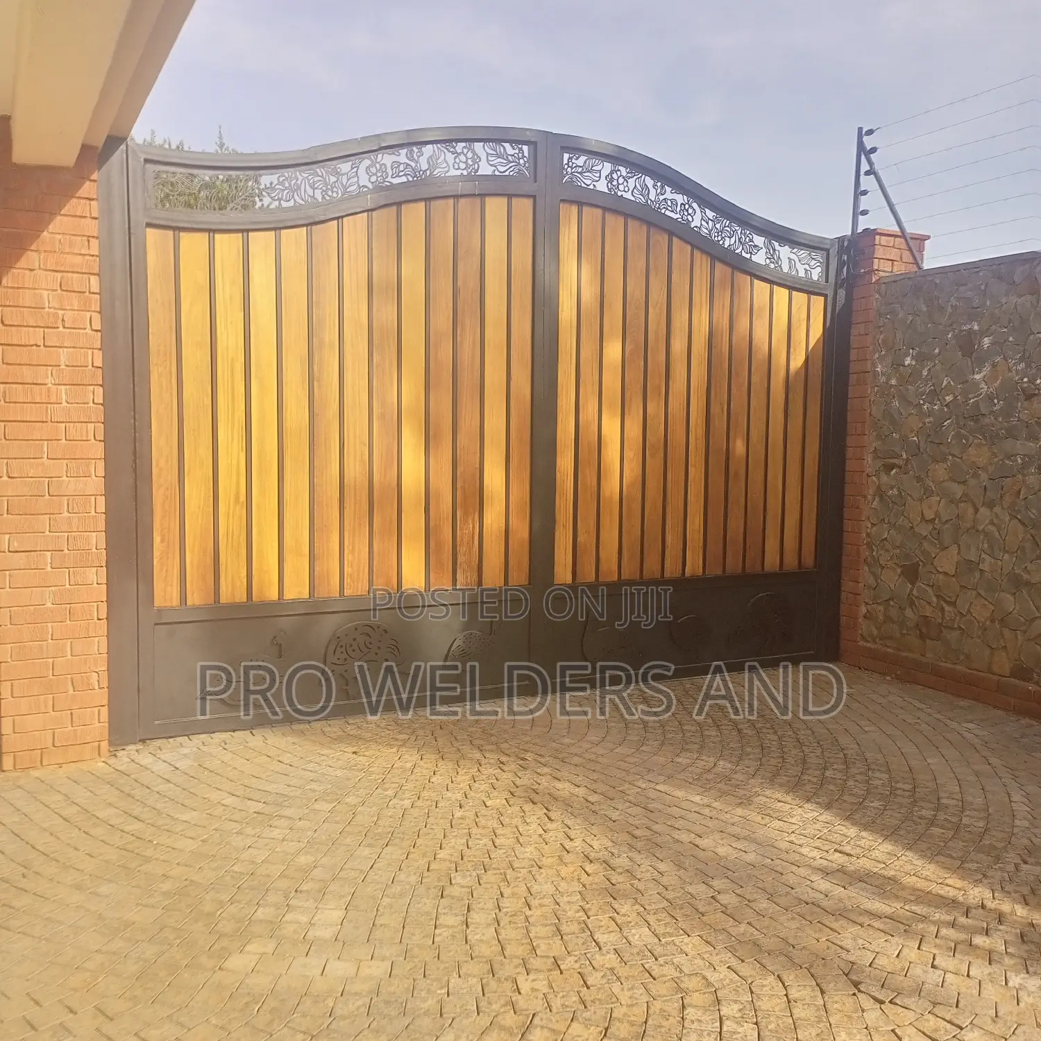 "Heavy Duty Wooden Steel Gate – Durable and Stylish Look"