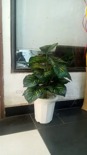 18leaves Artificial Monstera and Vase With Pebble Stones