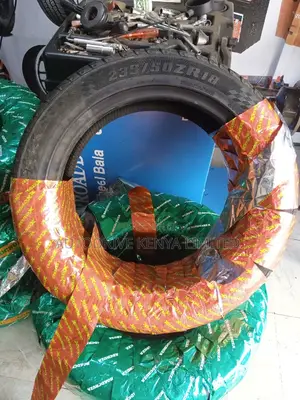 235/50r18 Roadx Tyre