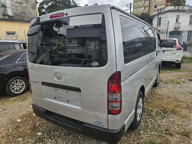 Toyota HiAce 2017 Silver - thumbnail 2