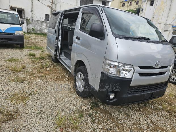 Toyota HiAce 2017 Silver - thumbnail 3