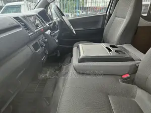 Toyota HiAce 2017 Silver