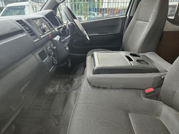 Toyota HiAce 2017 Silver - thumbnail 4