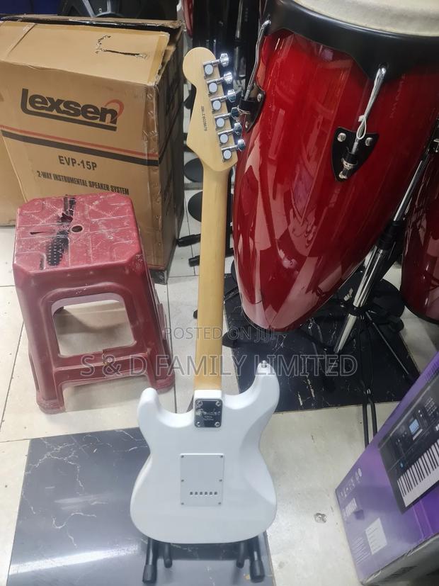 Fender White Lead Guitar - thumbnail 3