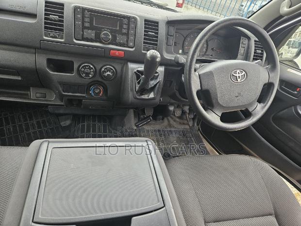 Toyota HiAce 2017 Silver - thumbnail 5