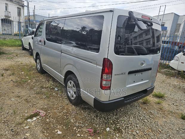 Toyota HiAce 2017 Silver - thumbnail 6