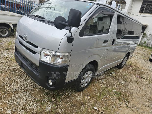 Toyota HiAce 2017 Silver - thumbnail 8