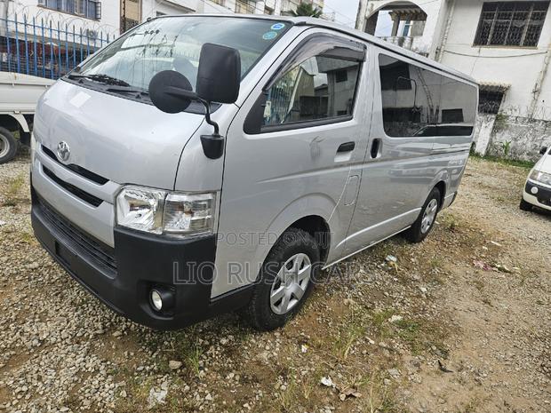 Toyota HiAce 2017 Silver - thumbnail 7