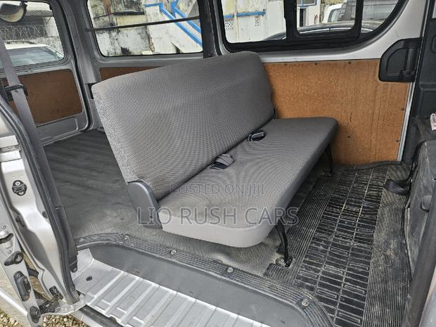 Toyota HiAce 2017 Silver - thumbnail 9