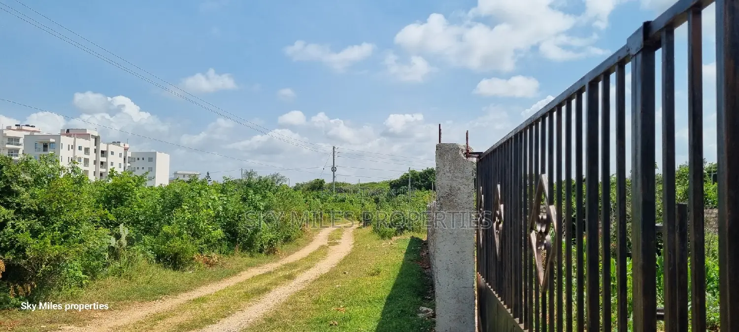 1/4 Plots, Serena Second Row From the Indian Ocean for Sale.