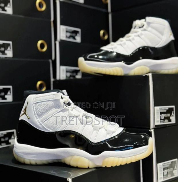 Air Jordan 11 - thumbnail 2