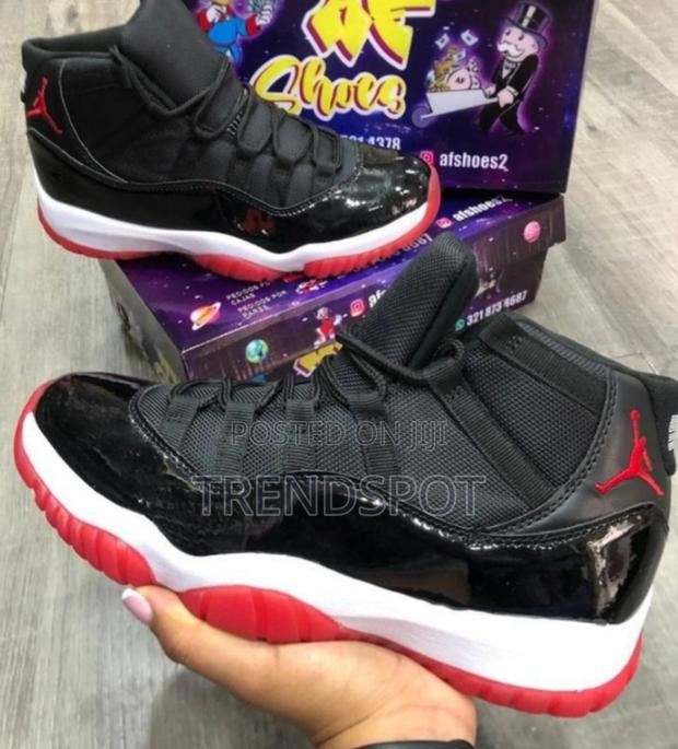 Air Jordan 11 - thumbnail 2