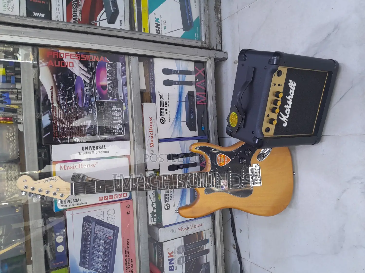 Solo Guitar Fender 24frets With a Solo Combo Small 8"