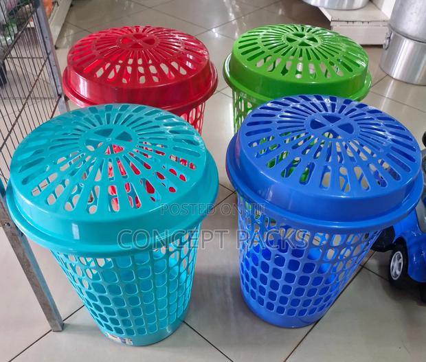 Tall Plastic Laundry Basket With Lid. - thumbnail 2