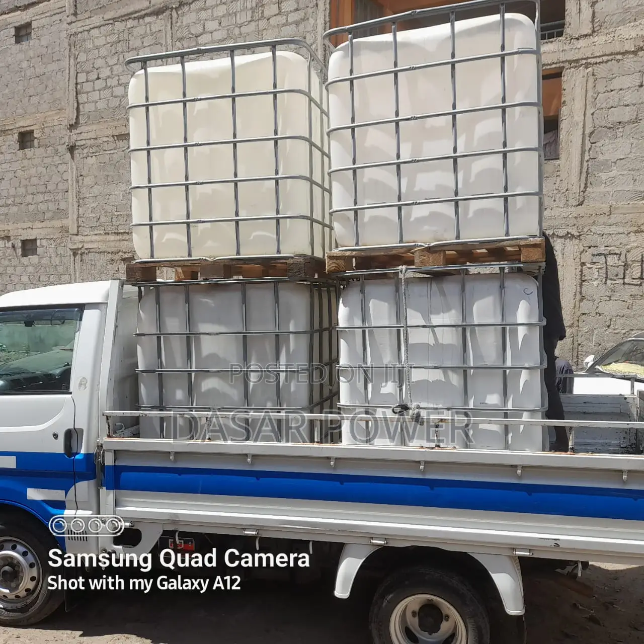 1000l Water Tank With Steel Cage.