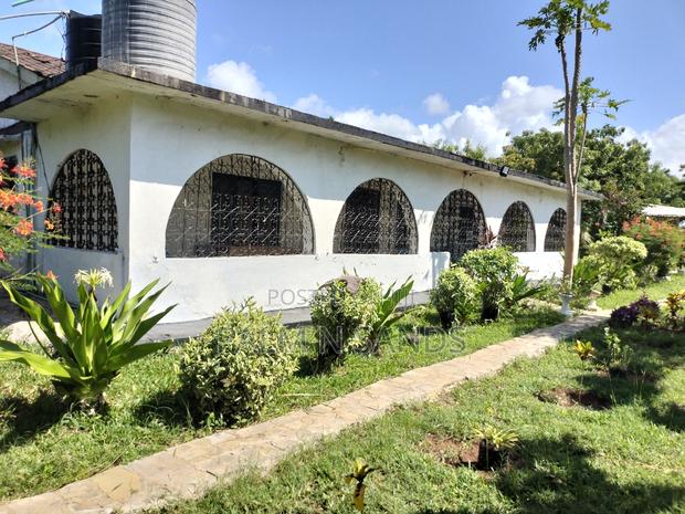 Furnished 4bdrm Bungalow in Second Row Tiwi for sale - thumbnail 3