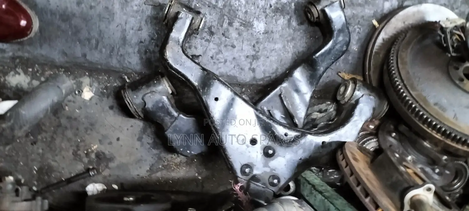 2wd Lower Control Arm Matatu Hiace 7l