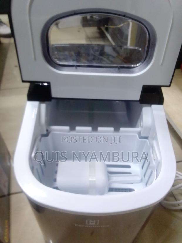 Ice Cube, Ice Maker Machine. - main view