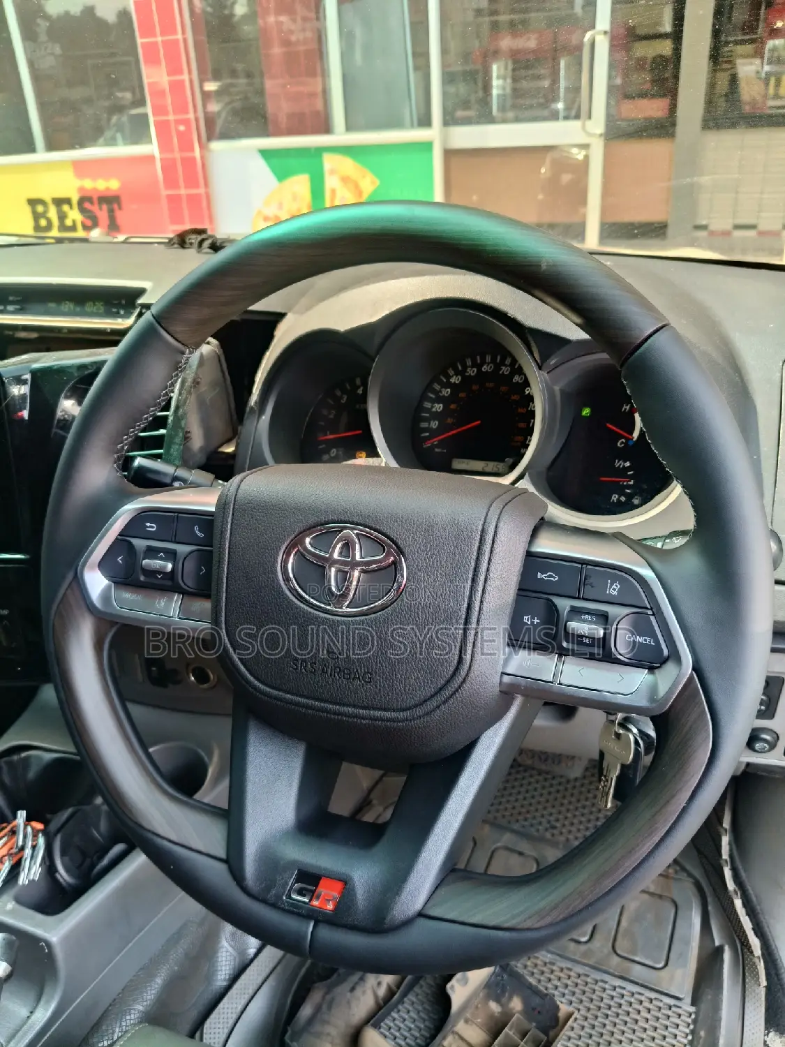 Toyota Hilux, V8 LC200 Steering Wheel Upgrade to 2024