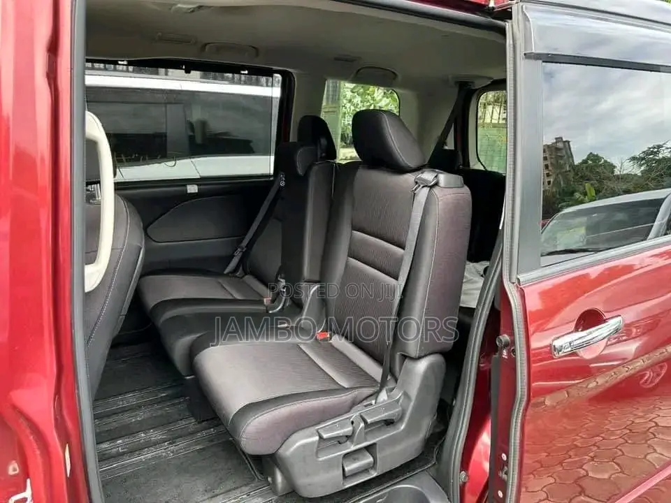 Nissan Serena 2017 Red