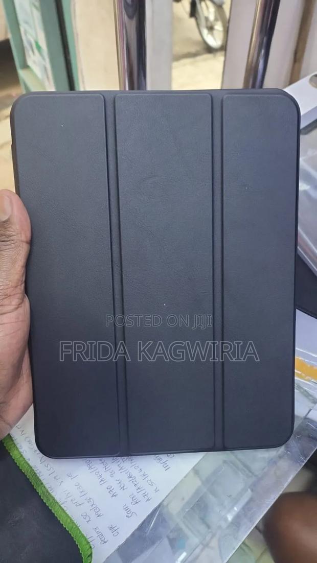 iPad Pro 11 2024 Flip Cover With Kickstand