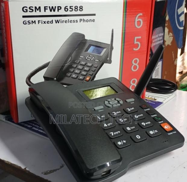 E *DESKPHONE Sq Deskphone Black Deskphone - main view