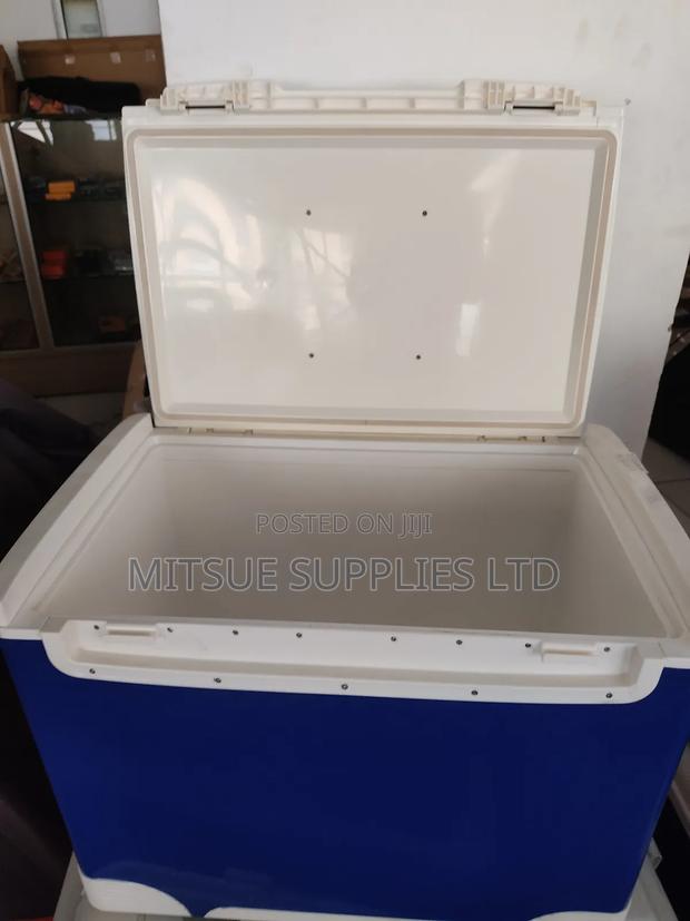 Camping Cooler Box With Insulation and Tap 70L - thumbnail 4