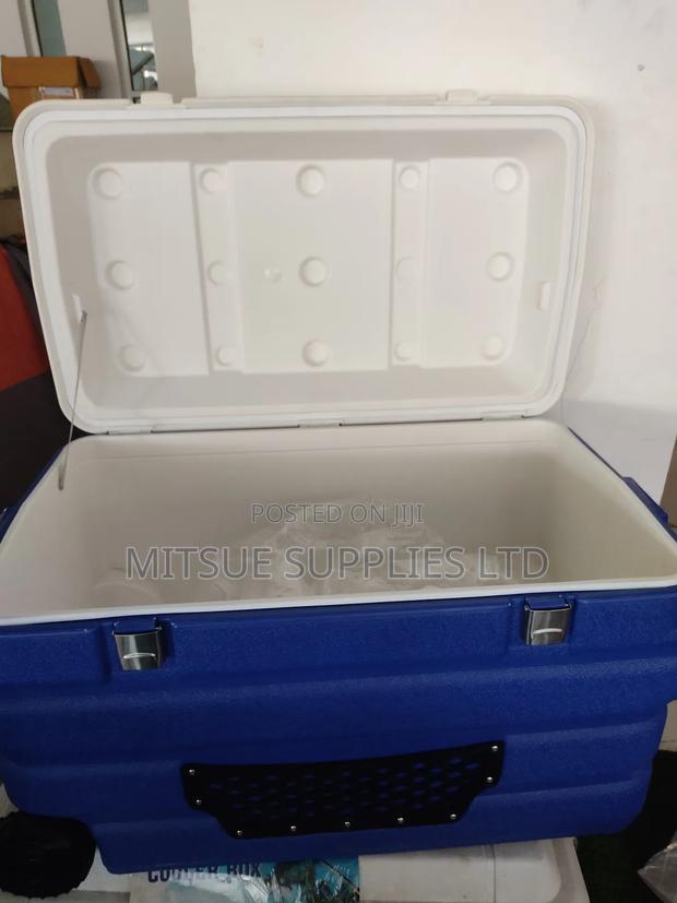 Camping Cooler Box With Insulation , Wheels and Tap 98L - thumbnail 3